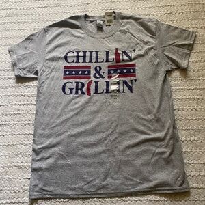 Chillin & Grillin Unisex Grey L Gildan T-Shirt New with Tag